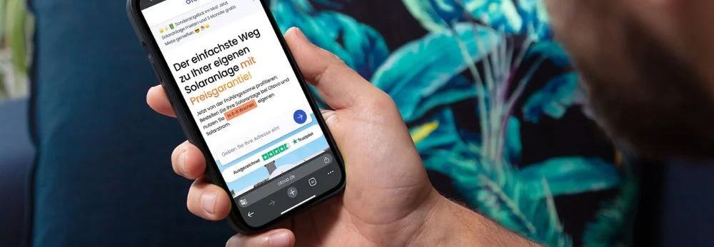 Person hält ein Smartphone in der Hand